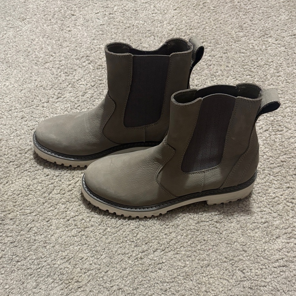 LL Bean Women’s  Brown Chelsea Boots Size 11